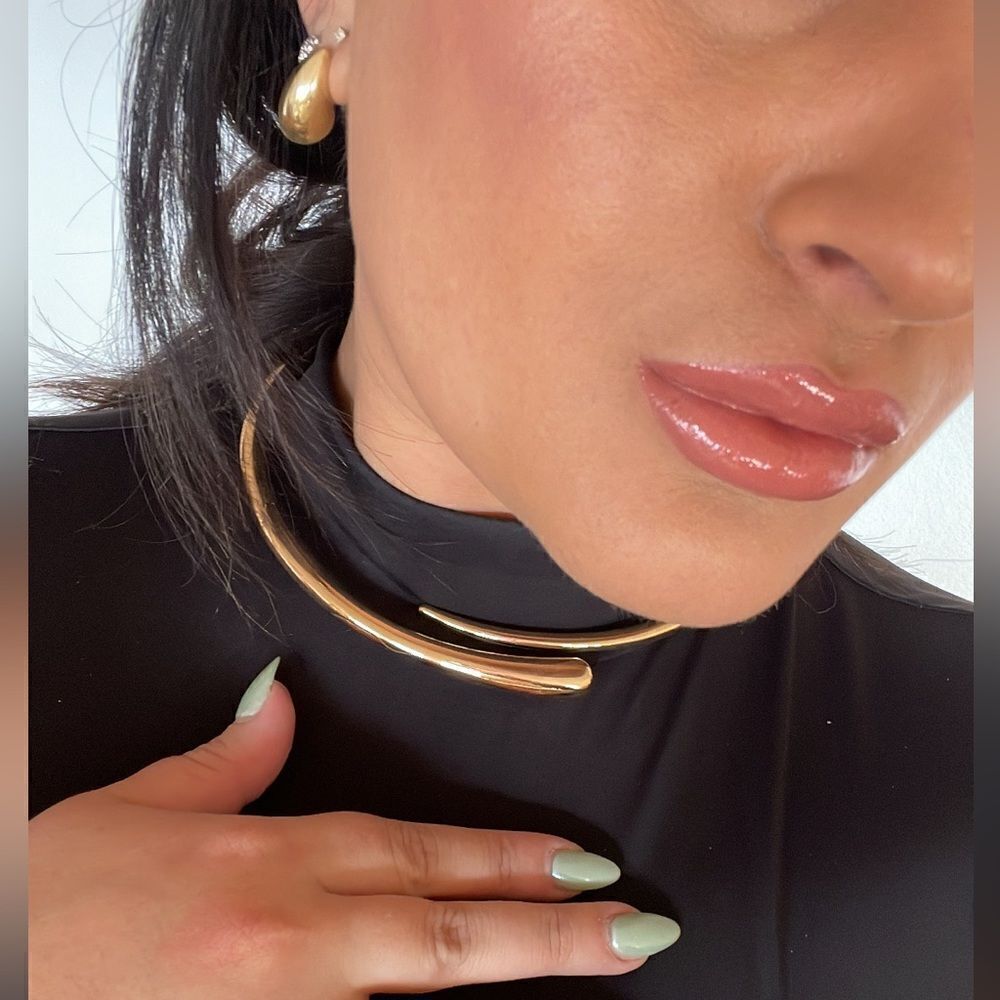 Unique gold choker
